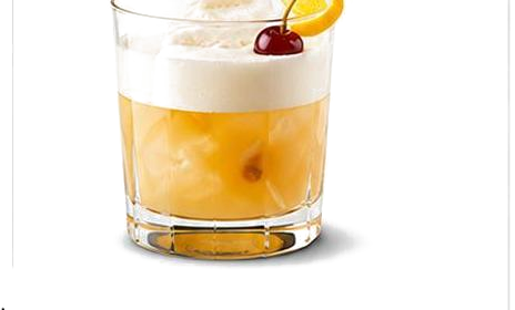 Amaretto Sour im Glas mit Eiswürfeln