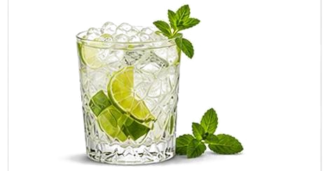 Mojito im Glas mit Minze, Limette und crushed Ice