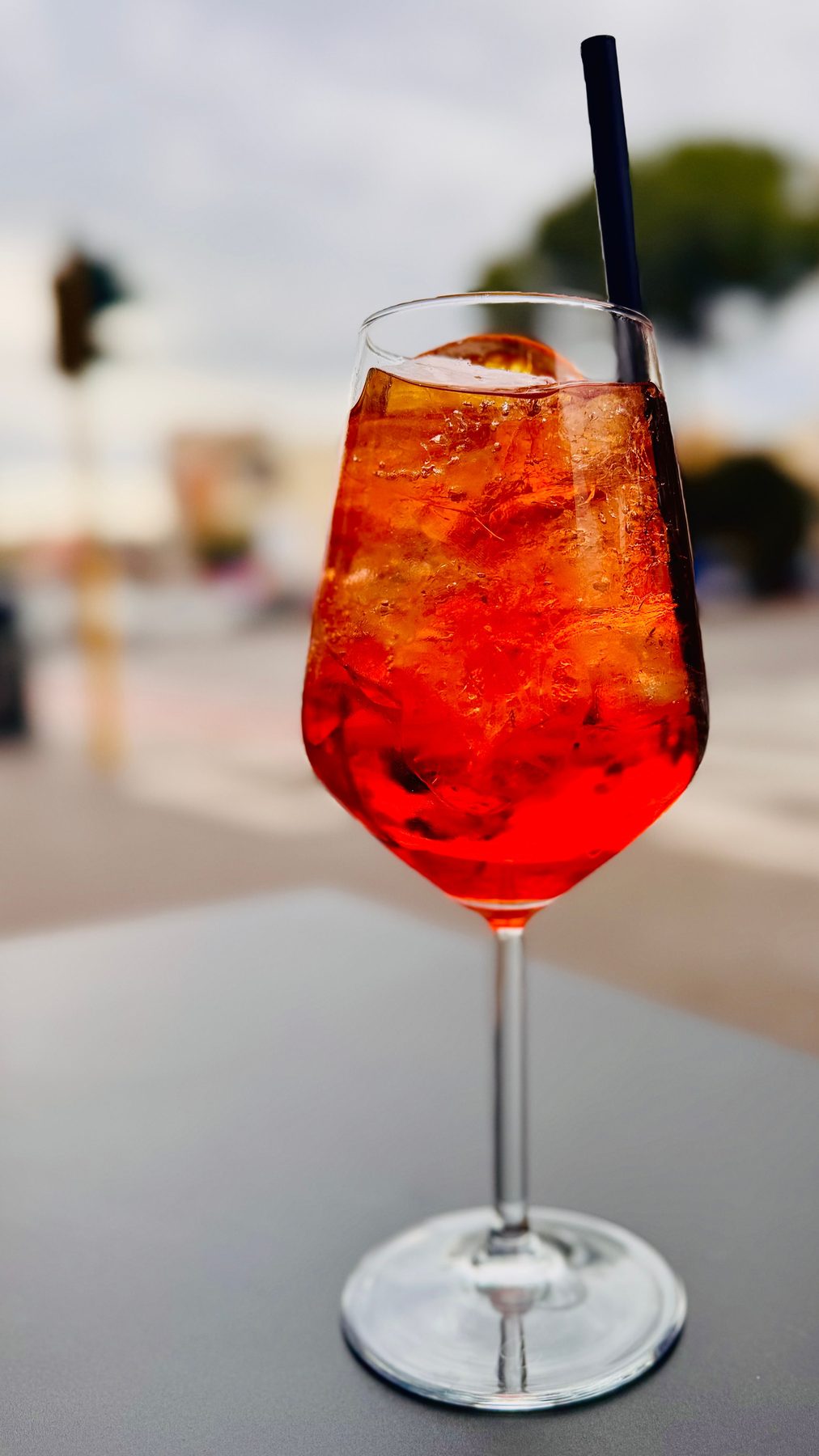 Aperol Spritz im Weinglas mit Eiswürfeln