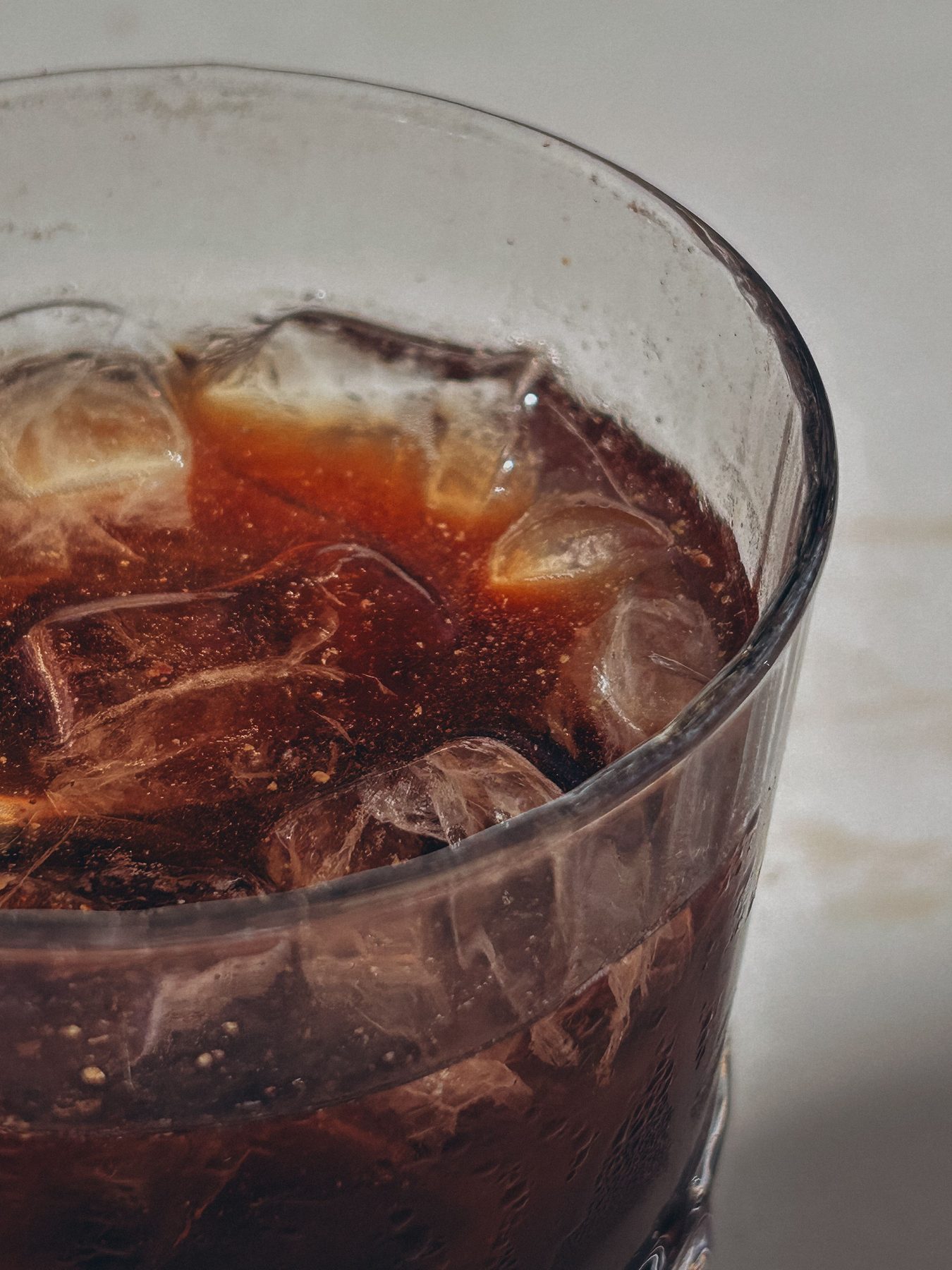 Softdrink mit Eiswürfeln im Glas, Nahaufnahme