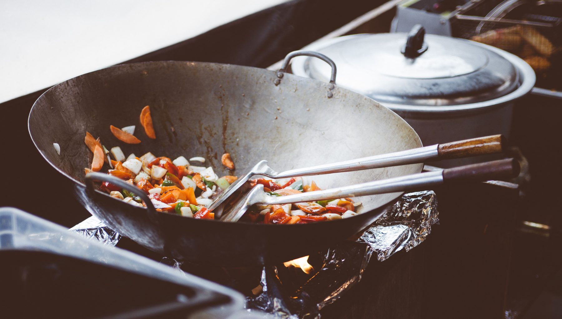 Bunte Gemüse-Pfanne im Wok