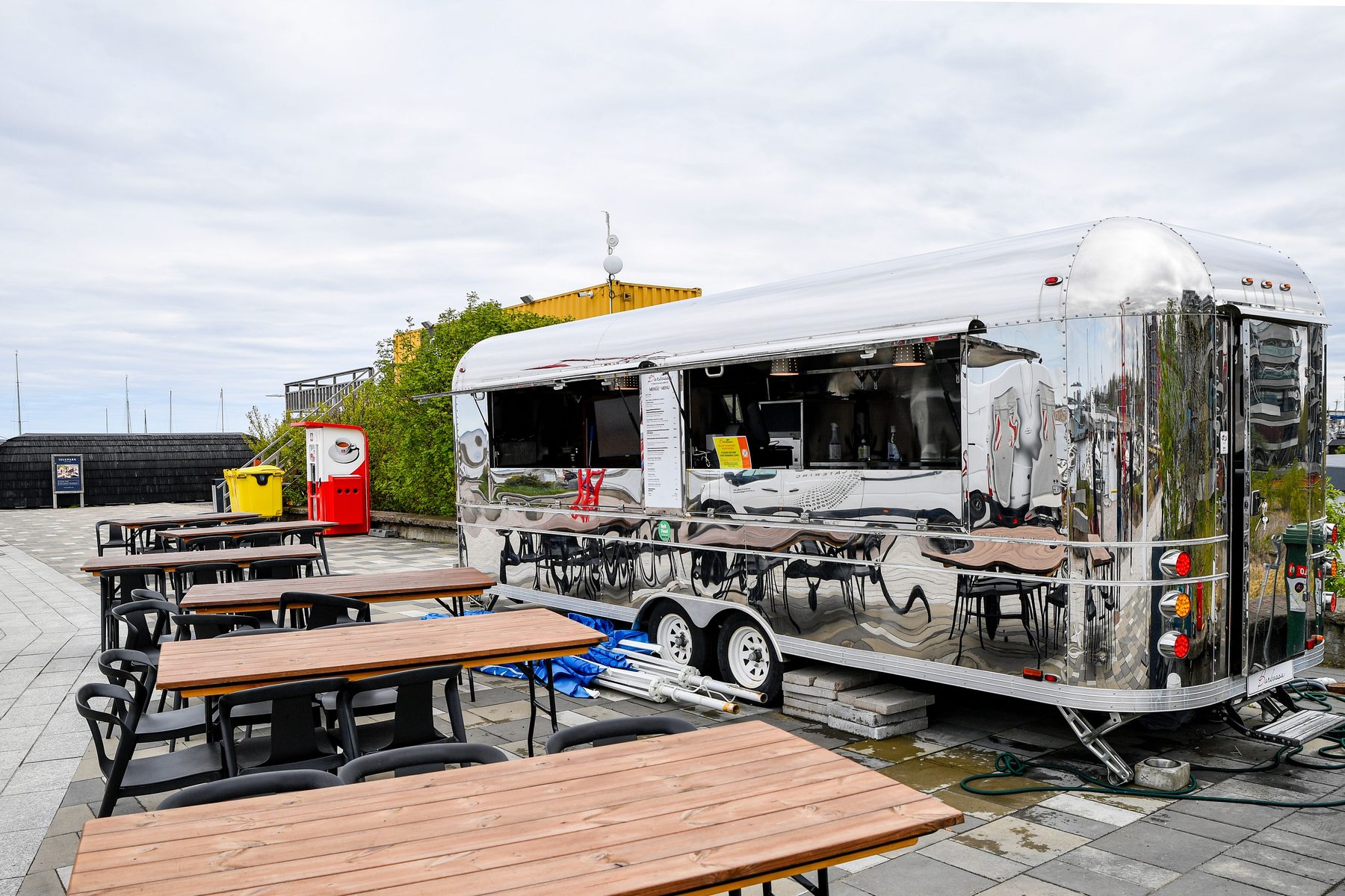 Mobiler Foodtruck-Anhänger mit Außenbestuhlung