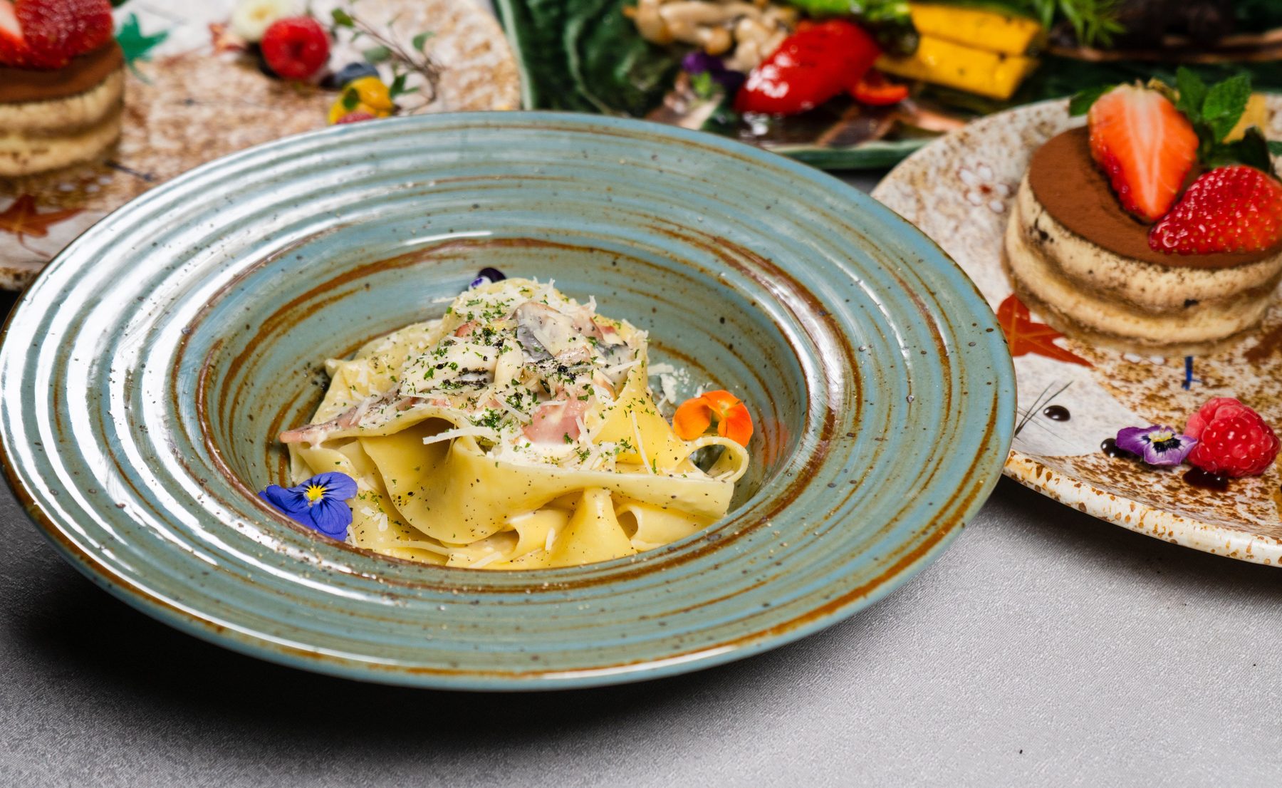 Pappardelle-Pasta mit Pilzen, elegant angerichtet