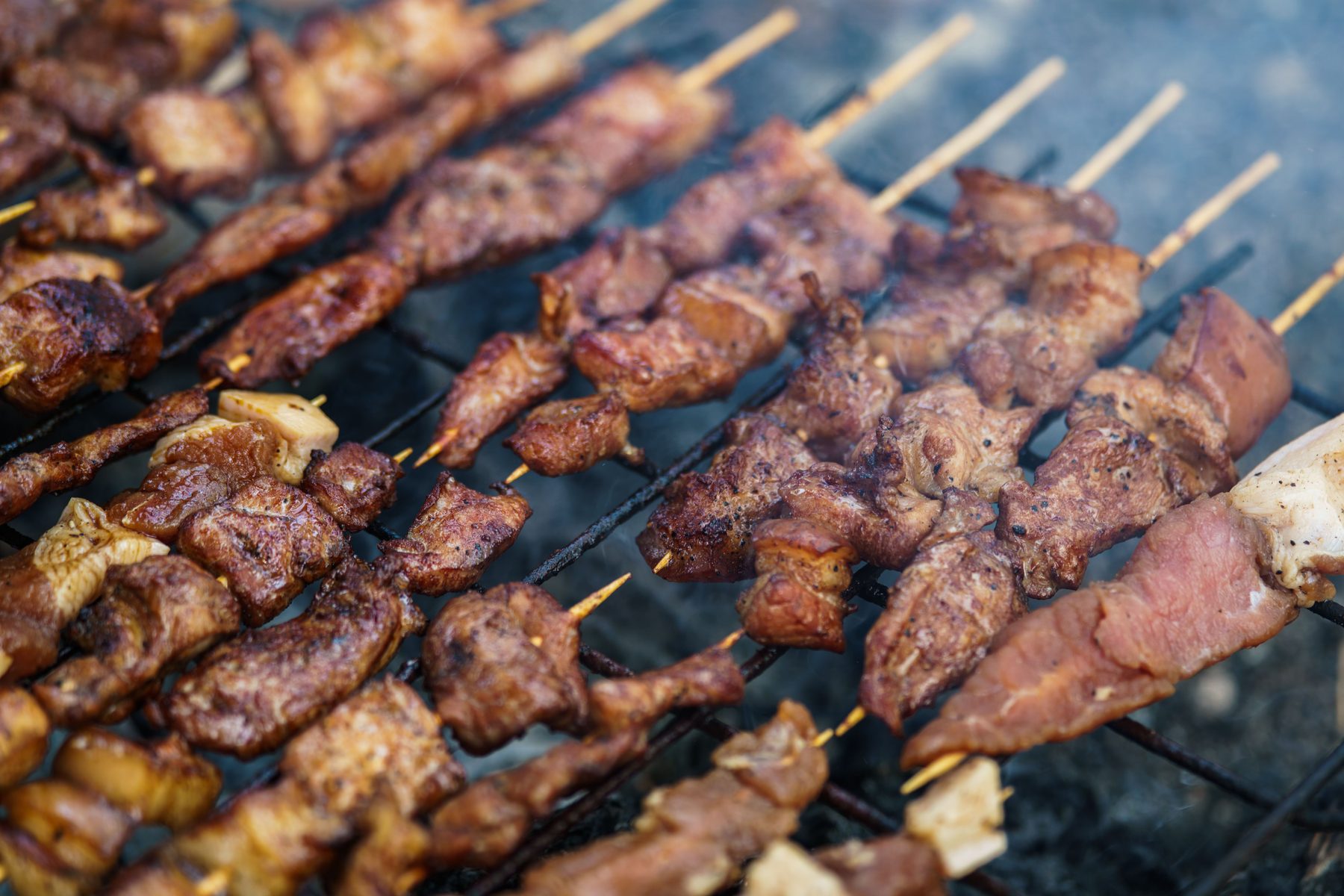 Gegrillte Fleischspieße auf dem Grill, Nahaufnahme